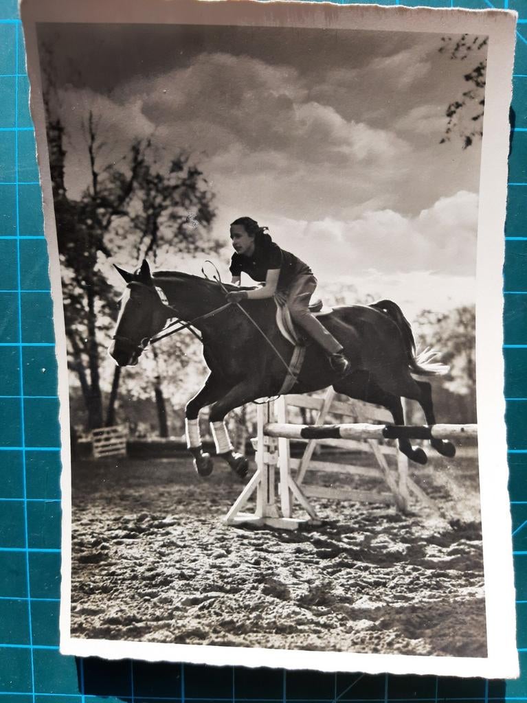 ansichtkaart, spring paard met amazone., Ophalen of Verzenden, 1920 tot 1940, Ongelopen, Paard