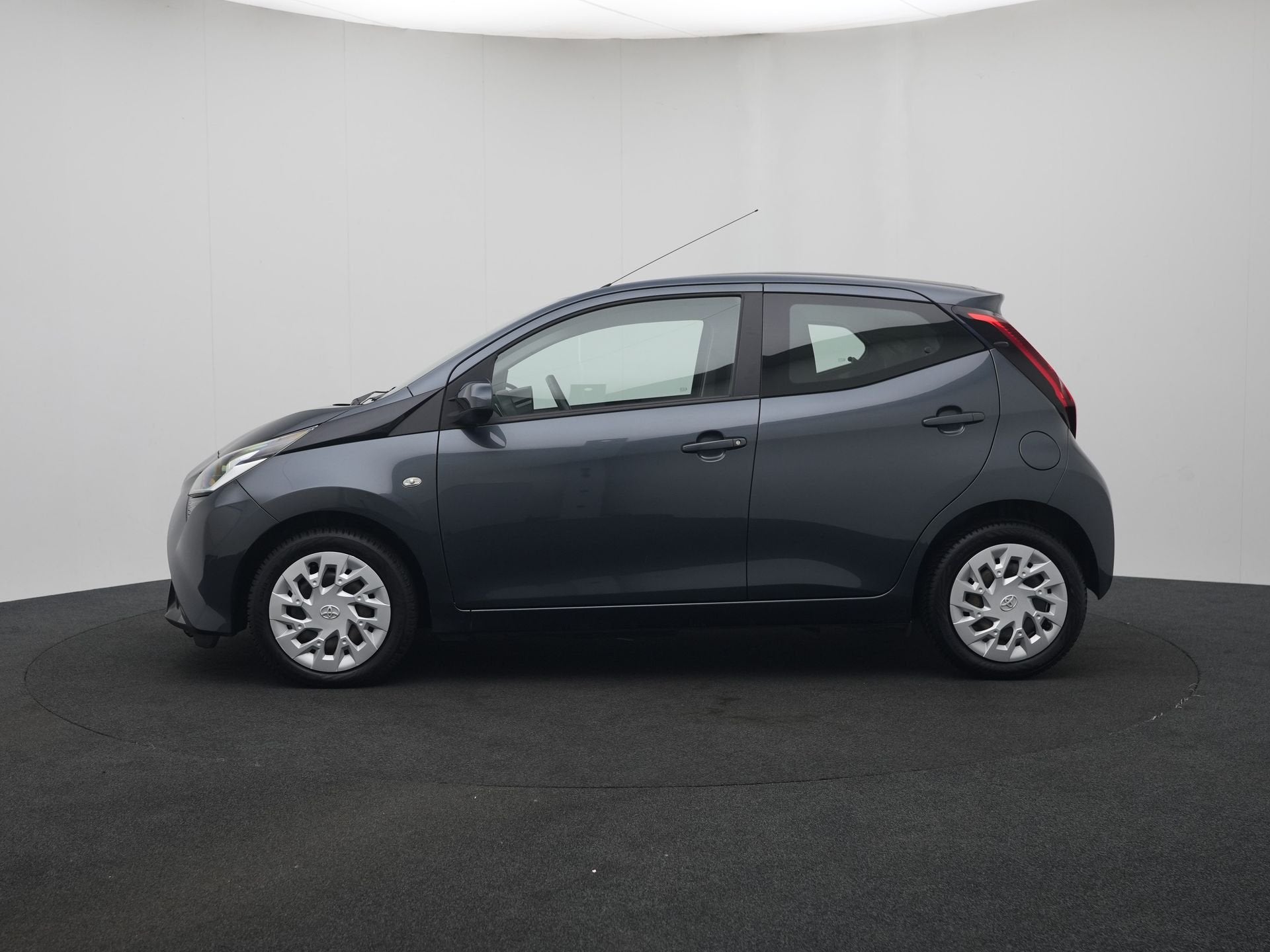 Toyota Aygo 1.0 VVT-i x-play | NL Auto | Dealer Onderhouden, Auto's, Voorwielaandrijving, Stof, Gebruikt, 4 stoelen