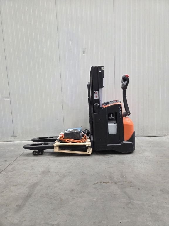 TOYOTA SWE200D, Zakelijke goederen, Machines en Bouw | Heftrucks en Intern transport, 1000 tot 2000 kg, Elektrisch, Stapelaar