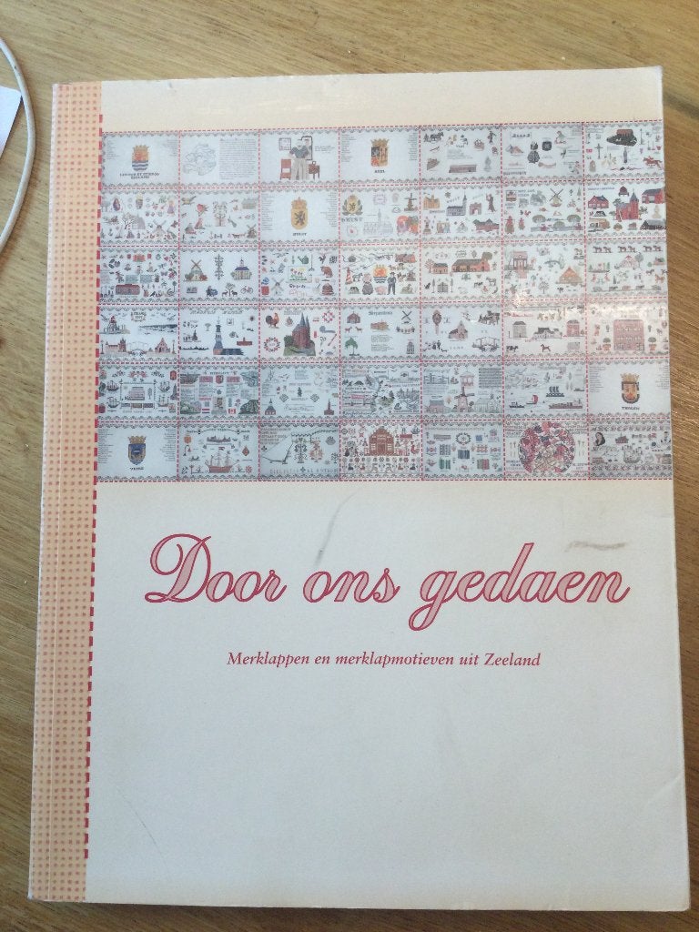 Door ons gedaen: merklappen en merklapmotieven uit Zeeland, Ophalen of Verzenden, Zo goed als nieuw, Handborduren, Overige typen