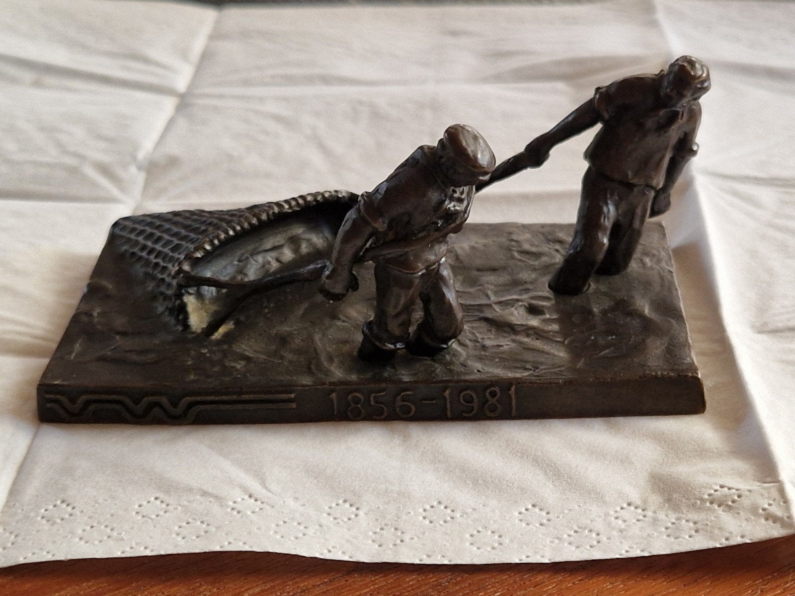 bronzen beeldje toont twee vissers die een visnet slepen., Antiek en Kunst, Antiek | Koper en Brons, Ophalen of Verzenden, Brons