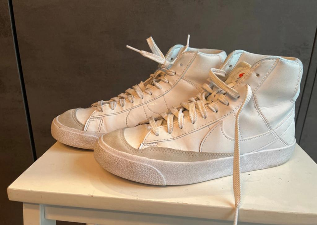 Nike blazer mid sneakers. Maat 38,5, Ophalen of Verzenden, Zo goed als nieuw, Wit, Sneakers of Gympen
