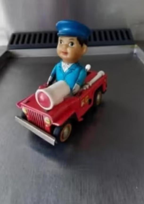 Oud Blikken speelgoed auto'tje is opwindbaar, Ophalen of Verzenden