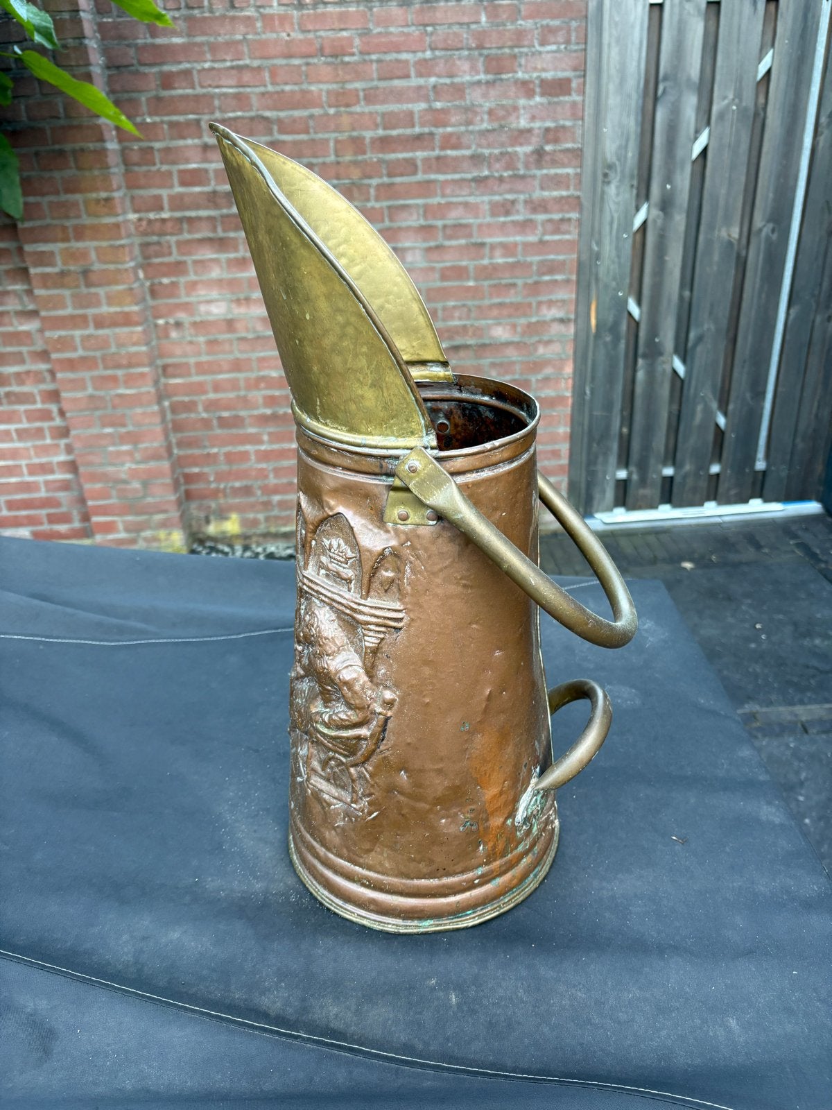 Antieke Koperen Kolenemmer met Reliëfdecoratie, Antiek en Kunst, Antiek | Koper en Brons, Koper, Ophalen