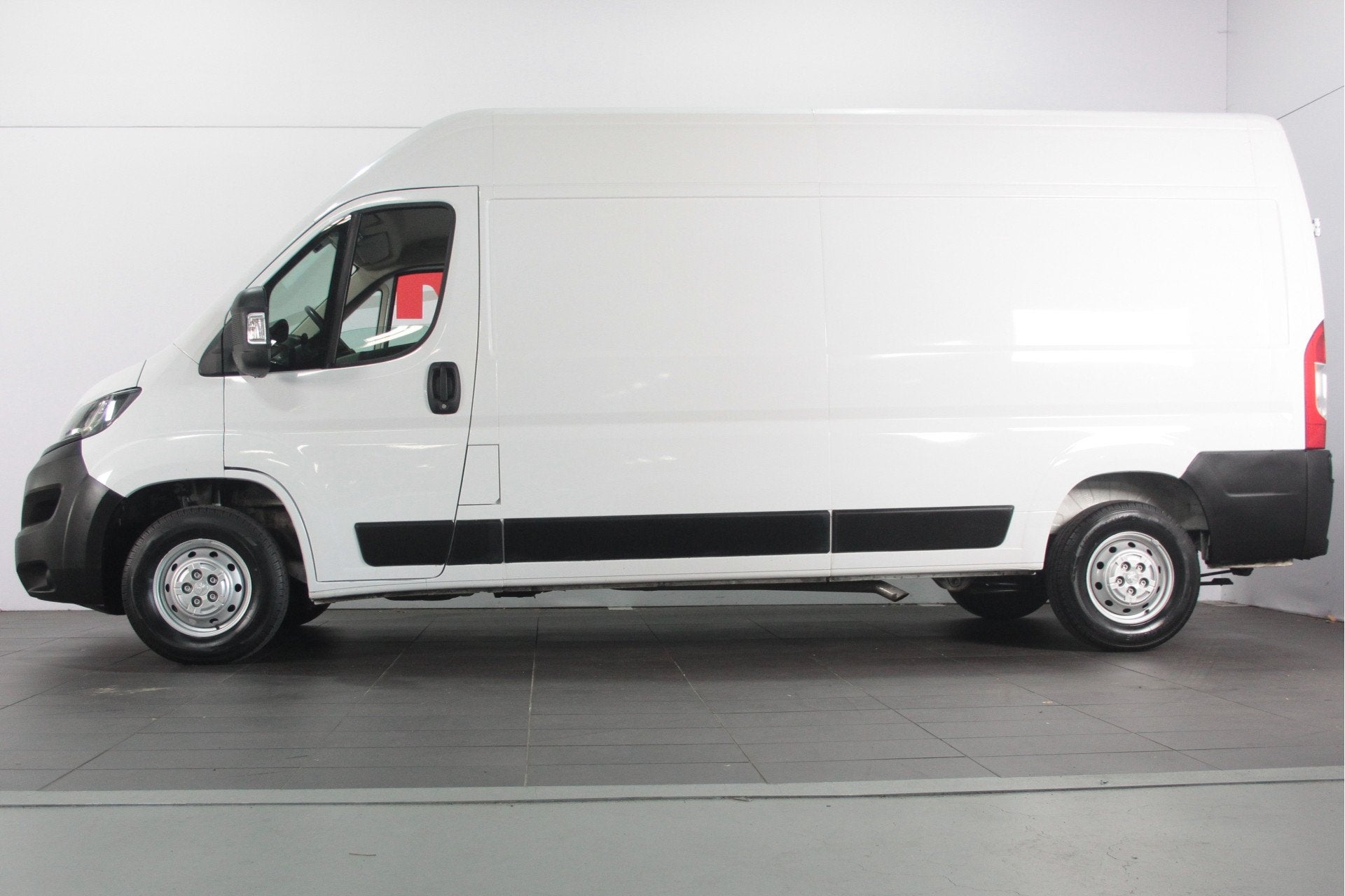 Peugeot Boxer 2.2 BlueHDi 140 L3H2 3.3t - Airco / Camera / C, Auto's, Voorwielaandrijving, Gebruikt, Euro 6, 4 cilinders