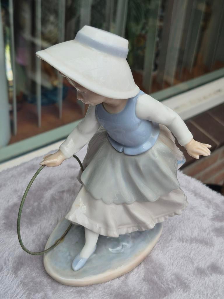 Lladró beeldje "Hoop La" (Niña con Aro), Ophalen of Verzenden