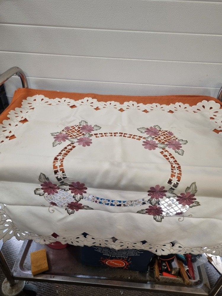 tafelkleed opengewerkte rand met geborduurde bloemen, Ophalen of Verzenden, 'T Olde Gre-j, Info@toldegrej.nl, Endepoelstraat 20f Didam