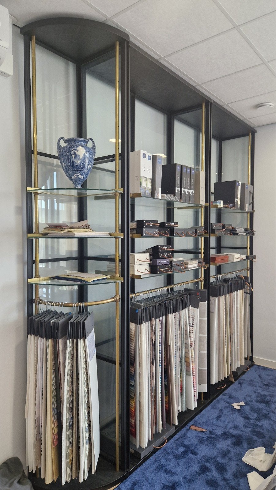Hoge display kast, Huis en Inrichting, Kasten | Vitrinekasten, Ophalen of Verzenden, 25 tot 50 cm