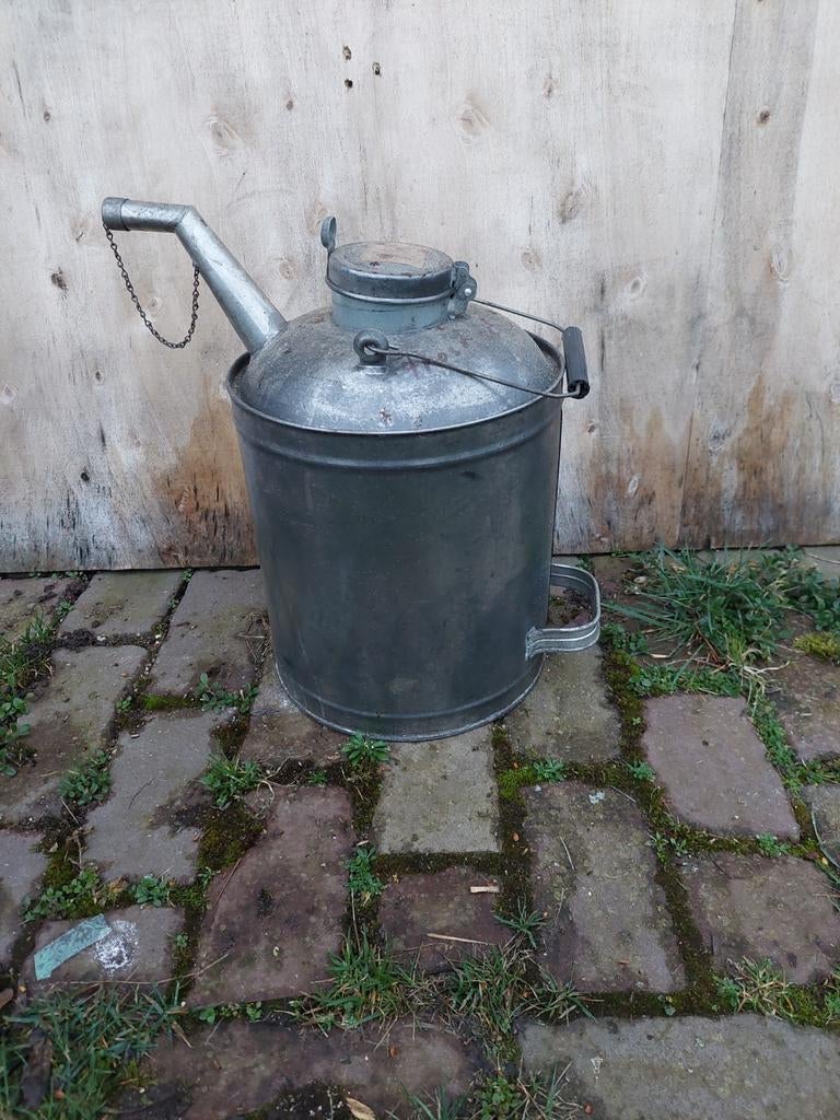 Zinken oliekan schenkkan, Ophalen