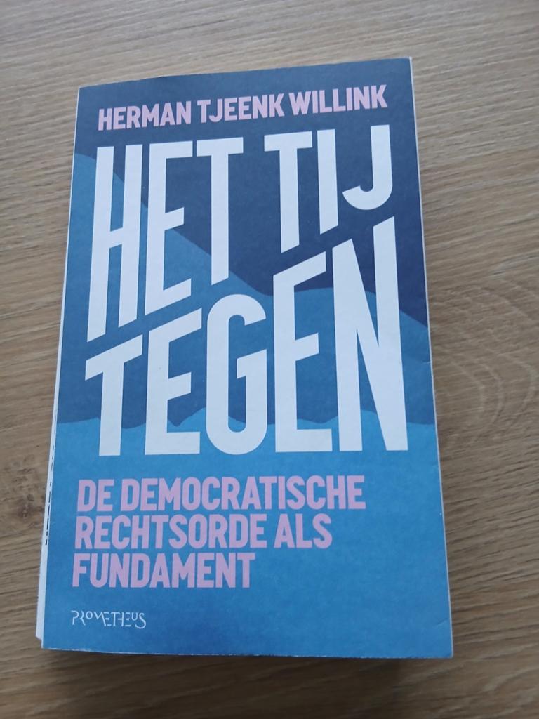 Het Tij Tegen - Herman Tjeenk Willink (Boek), Boeken, Gelezen, Ophalen of Verzenden, Politiek en Staatkunde, Nederland