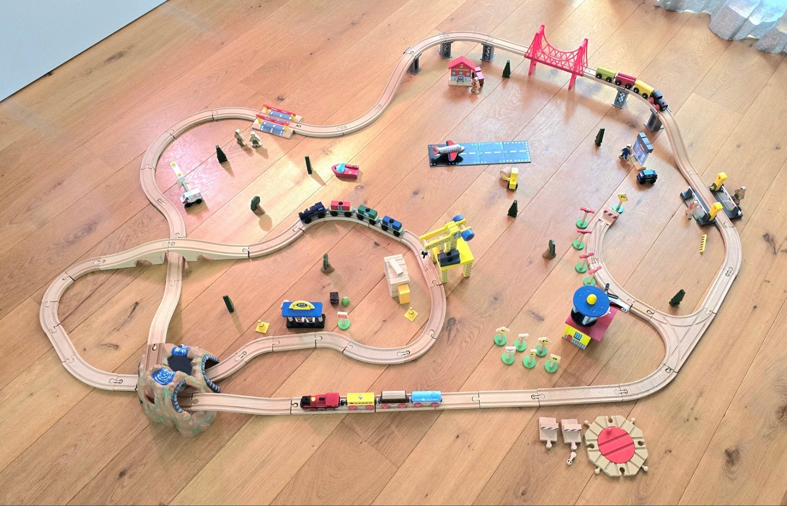 Grote complete houten treinset met berg, brug, hijskraan en, Kinderen en Baby's, Speelgoed | Houten speelgoed, Ophalen, Zo goed als nieuw