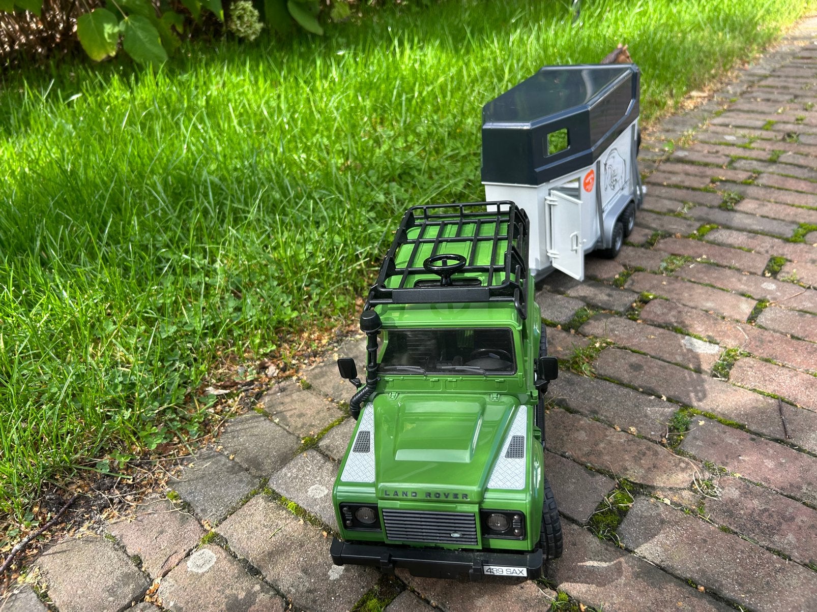 Bruder Landrover met paardentrailer en 2 paarden (jeep), Kinderen en Baby's, Ophalen of Verzenden, Zo goed als nieuw