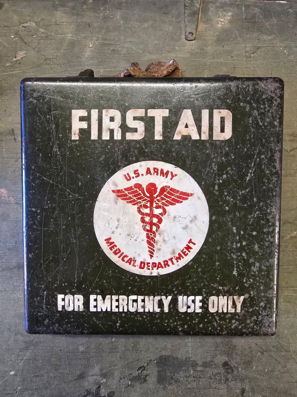 WWII US 24 unit first aid box, Ophalen of Verzenden, Amerika, Embleem of Badge