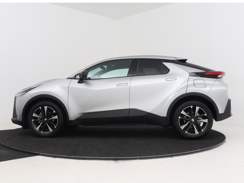 Toyota C-HR 1.8 Hybrid 140 Dynamic *NIEUW* (bj 2026), Auto's, 12 maanden, Stof, 4 cilinders, Bedrijf