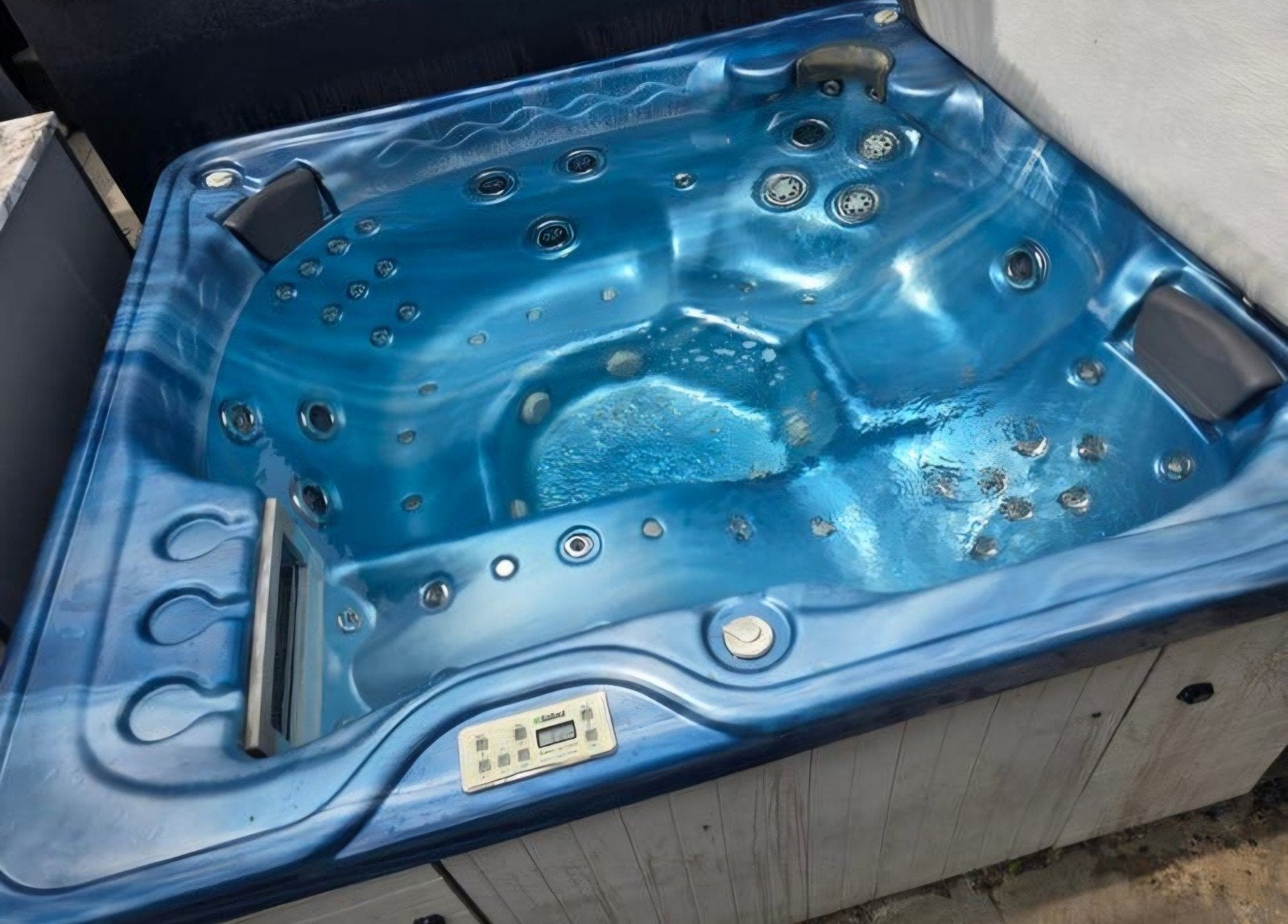 jacuzzi van 198 x 205 x 90 met 62 jets en Balboa systeem, Ophalen, Gebruikt, Filter, Vast