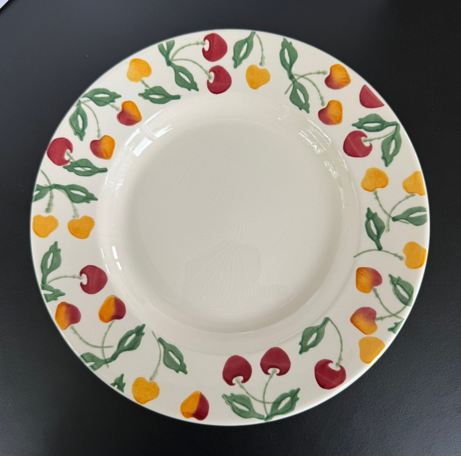 Emma Bridgewater 10.5 inch borden Kersen:samen voor €40,00, Ophalen of Verzenden, Zo goed als nieuw, Bord(en), Overige stijlen