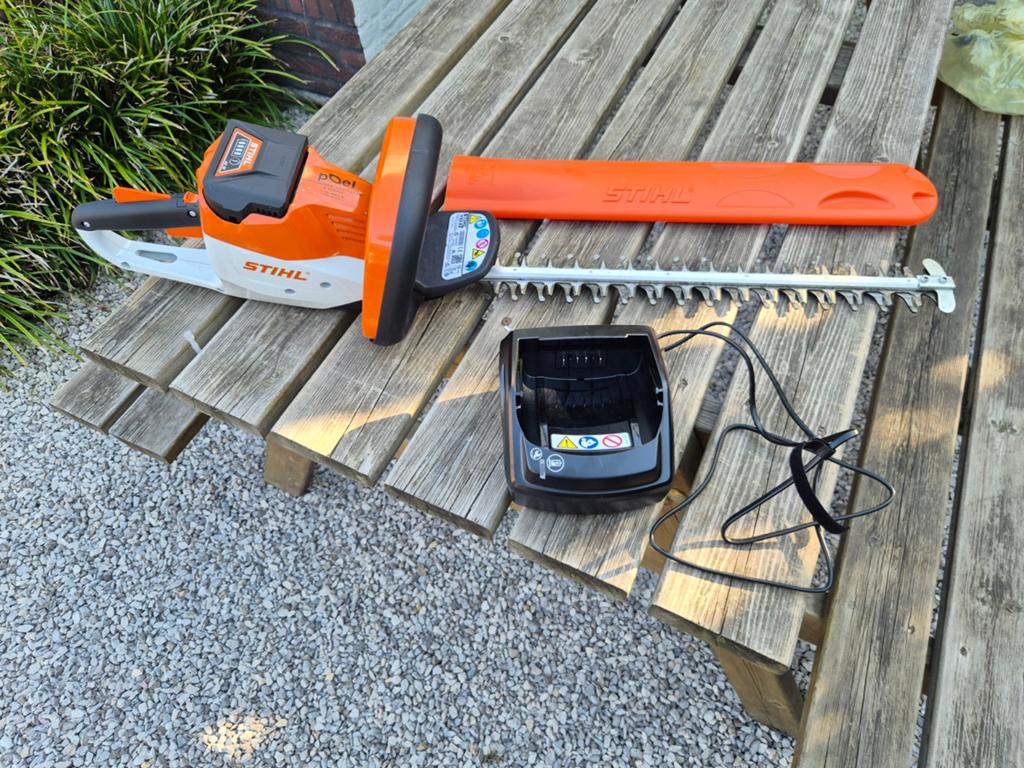 Nieuwe Stihl HSA 56 Accu Heggenschaar met Accu en Lader, Ophalen of Verzenden, Zo goed als nieuw, Accu, Stihl