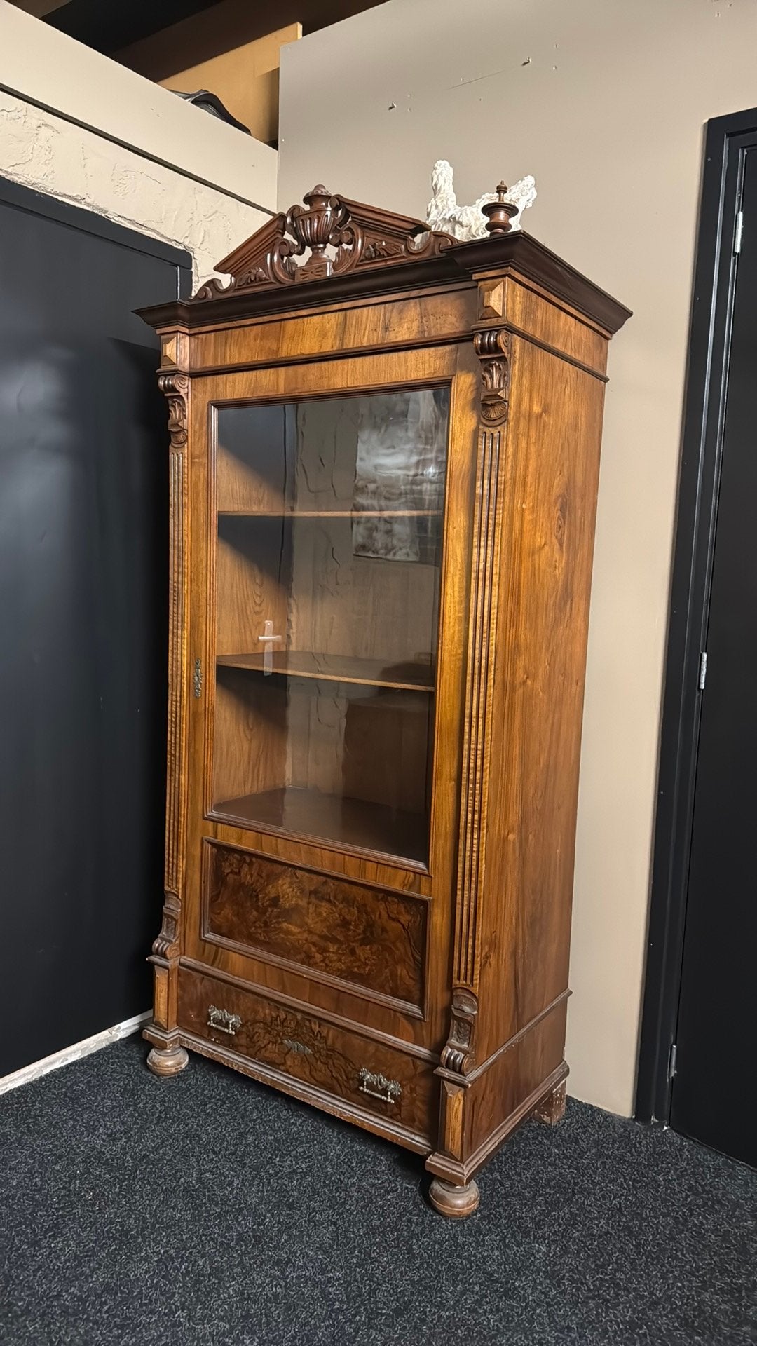 Antieke kast met glas, Ophalen