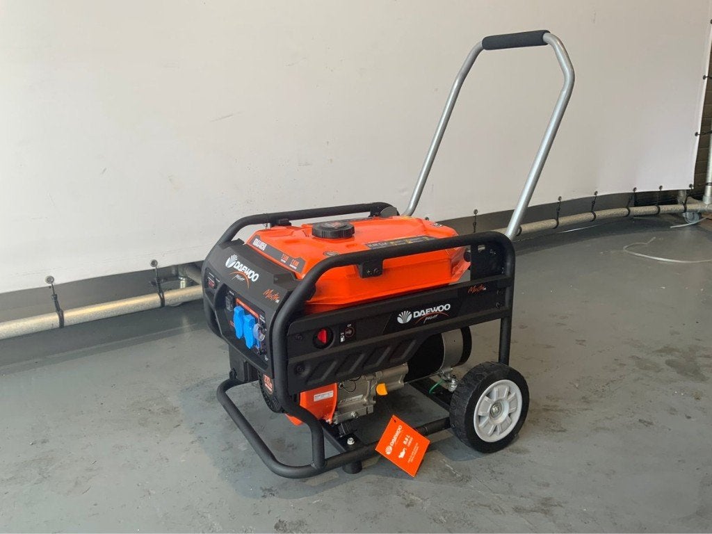 Nagenoeg nieuwe aggregaat Daewoo GDAX4050, Ophalen, Zo goed als nieuw, Minder dan 5 kVA, Benzine