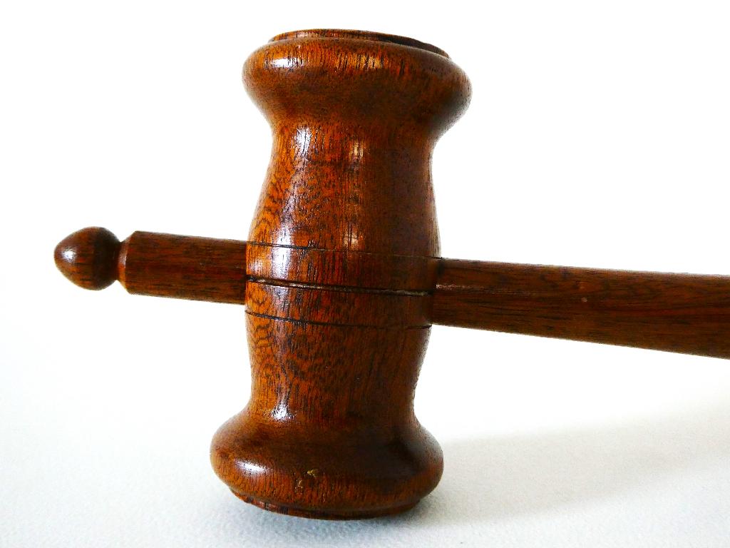 Een gedraaide houten veilinghamer / voorzittershamer '64, Antiek en Kunst, Ophalen of Verzenden