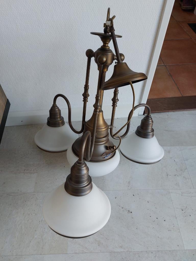 Klassieke bronzen hanglamp met 3 glazen kappen, 50 tot 75 cm, Klassiek, Ophalen of Verzenden, Zo goed als nieuw