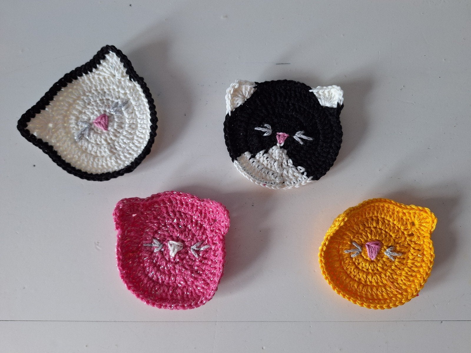 Gehaakte kattenonderzetters - Diverse kleuren, Handgemaakt, Nieuw, Meerkleurig, Ophalen of Verzenden