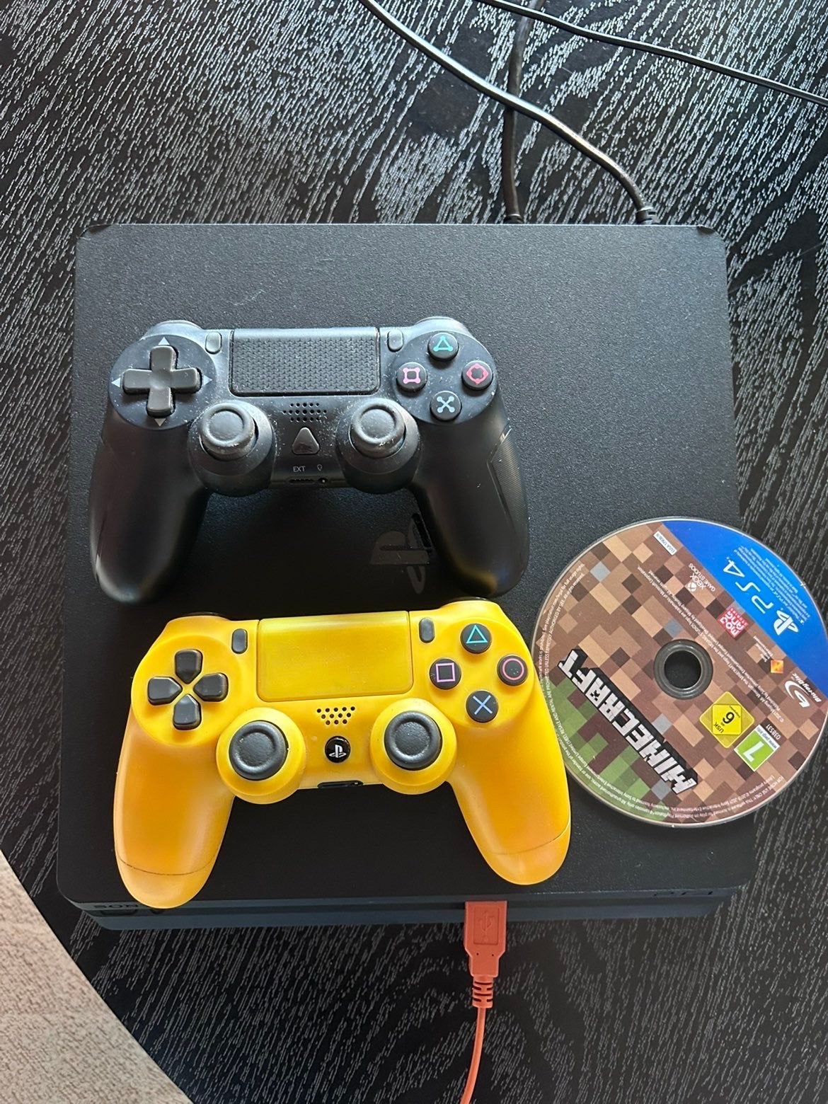 PlayStation 4 Slim: 2 controllers, Samsung gaming scherm, Ophalen, Met games, Met 2 controllers, Zo goed als nieuw