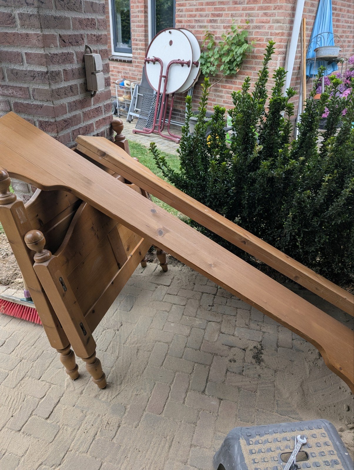 Grenen bed, Ophalen