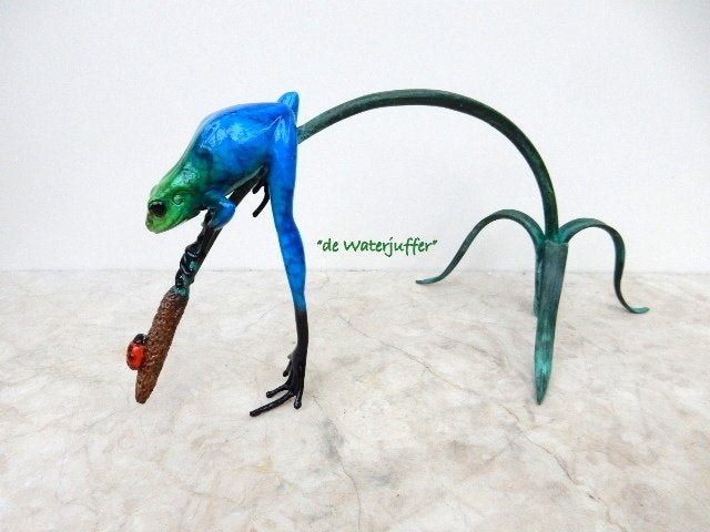 032* Bronzen bl. kikker twijg (boven €75 geen verzendkosten), Tuin en Terras, Tuinbeelden, Ophalen of Verzenden, Nieuw, Overige materialen