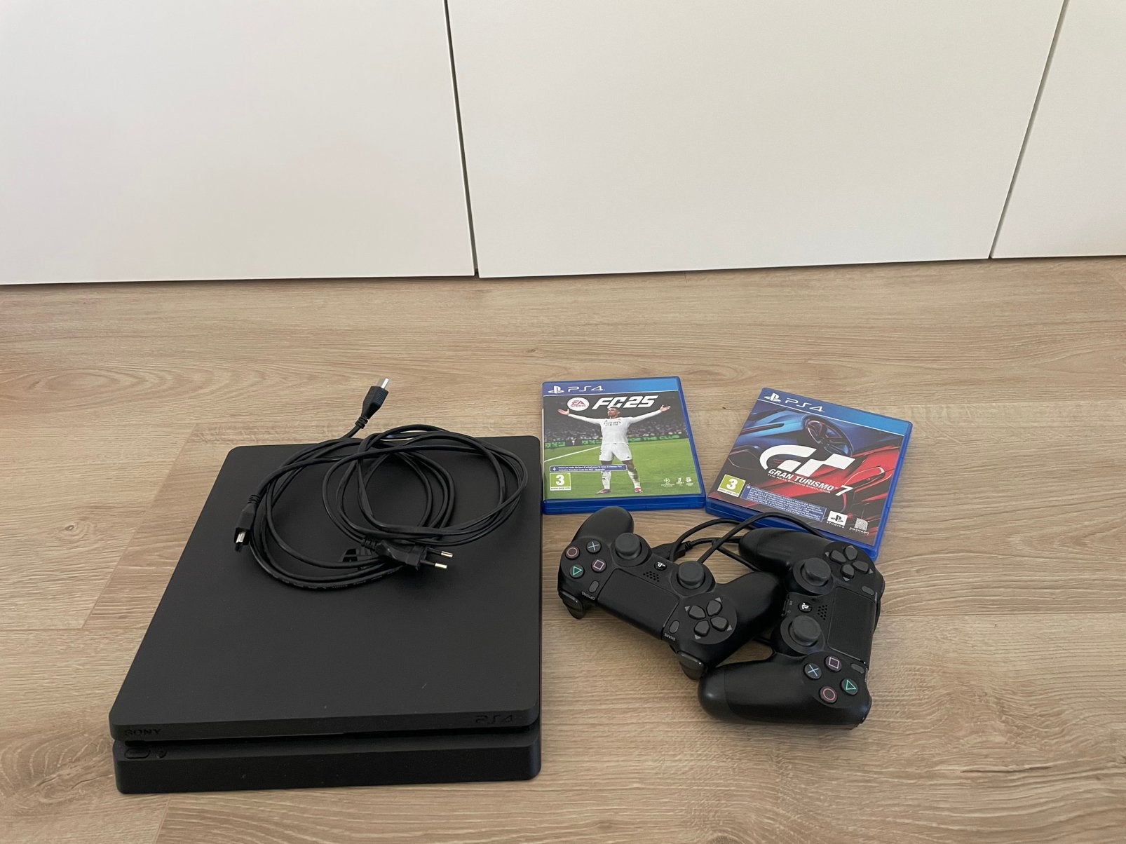 Ps4 500gb 2 controllers en 2 spellen, Spelcomputers en Games, Spelcomputers | Sony PlayStation 4, Ophalen, Met 2 controllers, Original