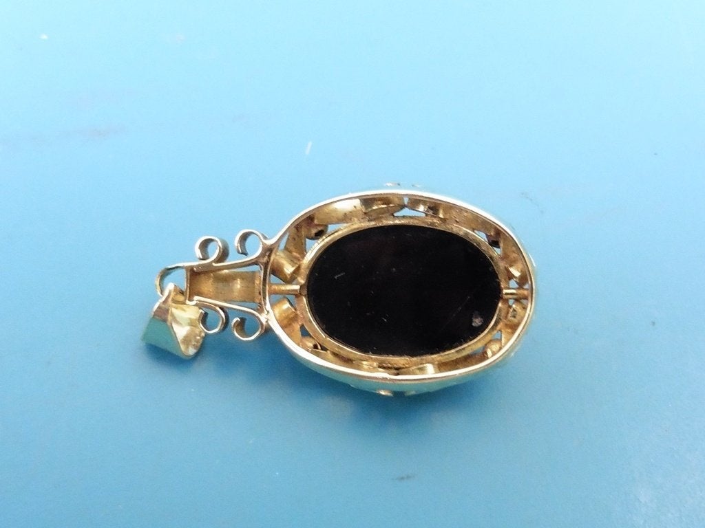 Gouden hanger met granaat                                 G1, Gebruikt, Overige voorstellingen, ., Ophalen of Verzenden
