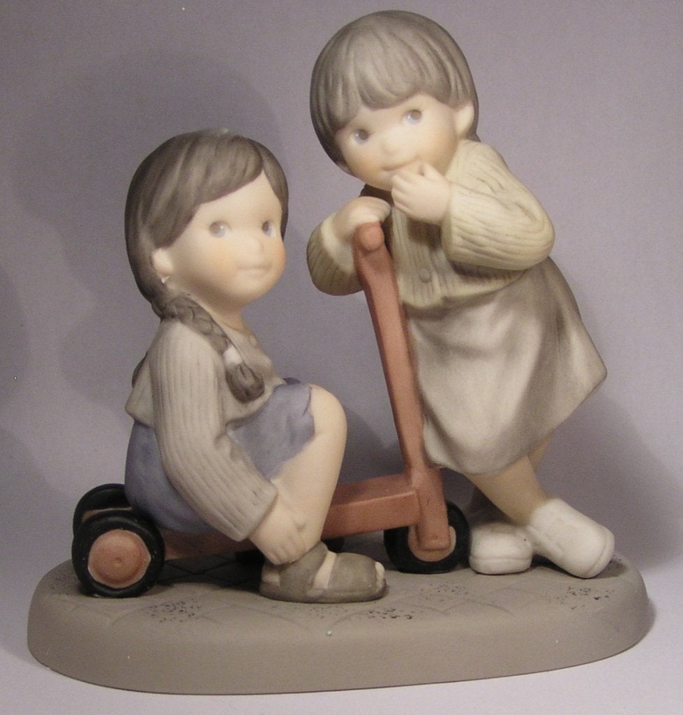 Enesco Beeld Girls with Scooter (nieuw), Verzenden, Nieuw, Mens