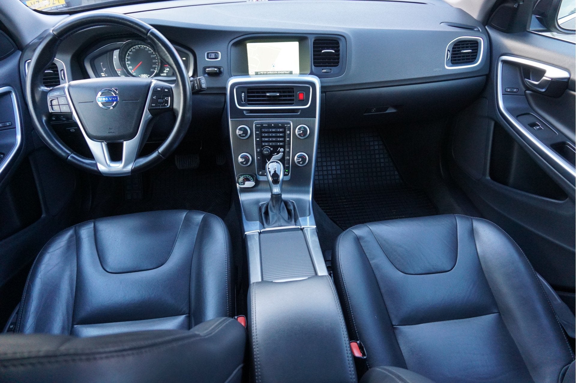 Volvo V60 2.0 T5 Ocean Race 245Pk Schuifdak Trekhaak Leer, Gebruikt, Zwart, Automatische klimaatregeling, 102 €/maand