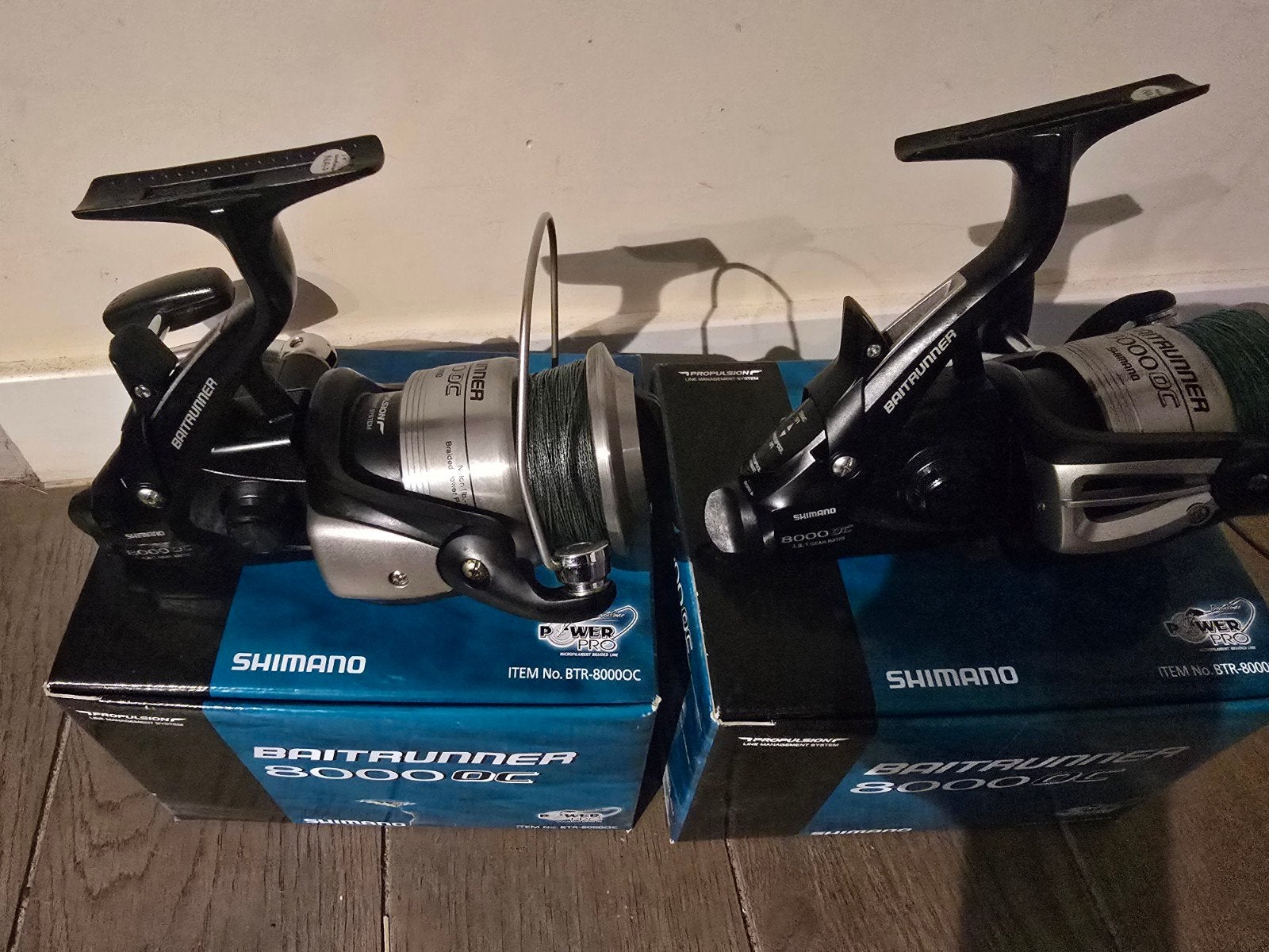 Shimano baitrunner 8000 oc 2 stuks incl doos, Ophalen of Verzenden, Zo goed als nieuw, Molen