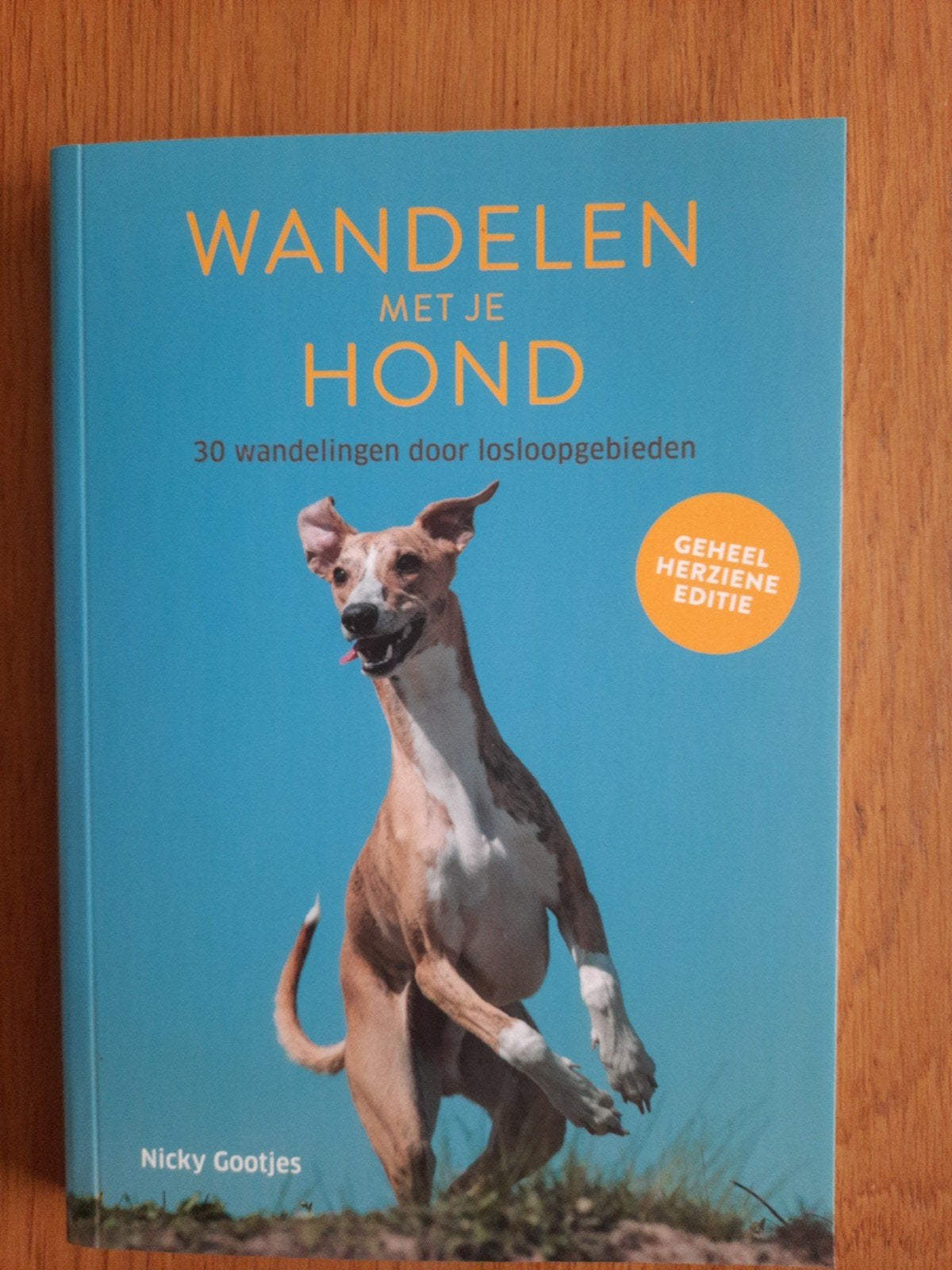 ANWB Wandelen met je hond - 30 wandelingen in losloopgebiede, Nieuw, Ophalen of Verzenden, Overige onderwerpen, Nicky Gootjes
