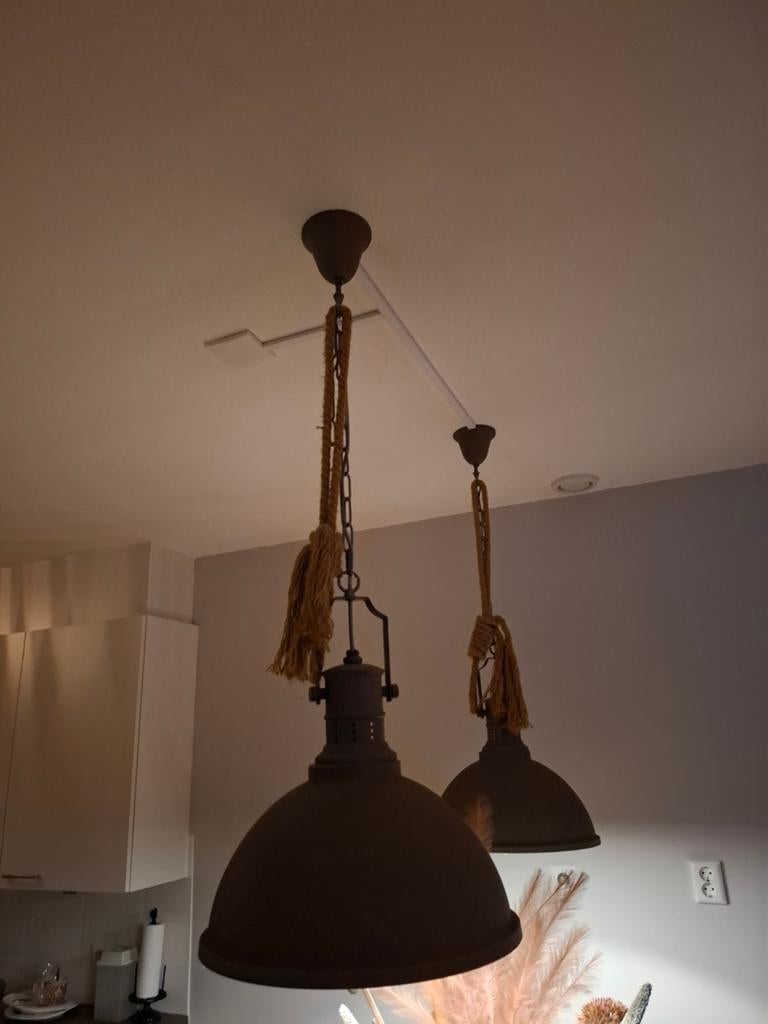Te koop: 2 industriele lampen, zandkleurig., Ophalen