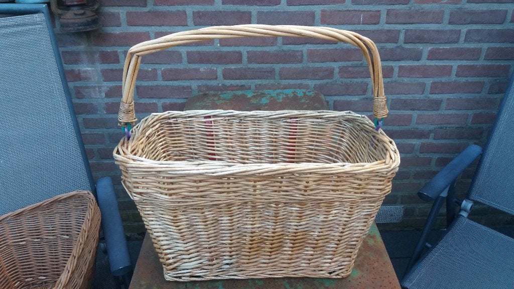 Leuk rieten fietsmandje met draagbeugel, Ophalen of Verzenden, Gebruikt, Fietsmand, Stuurbevestiging