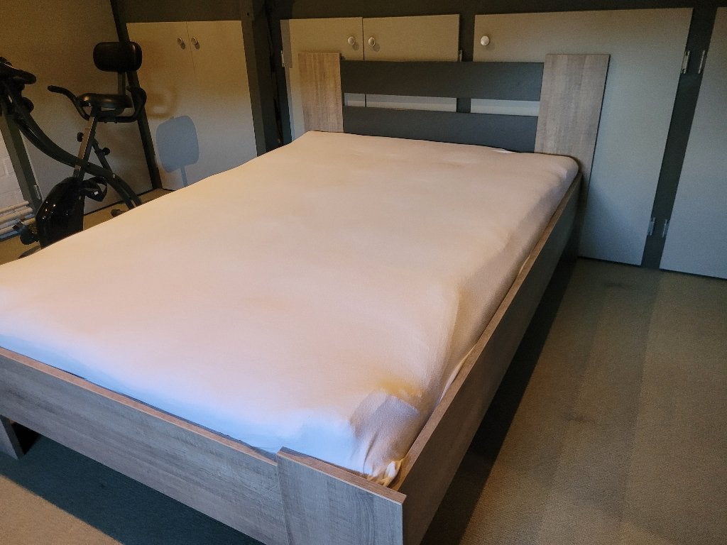 Bed, Huis en Inrichting, Ophalen, Strak, Beige, 140 cm