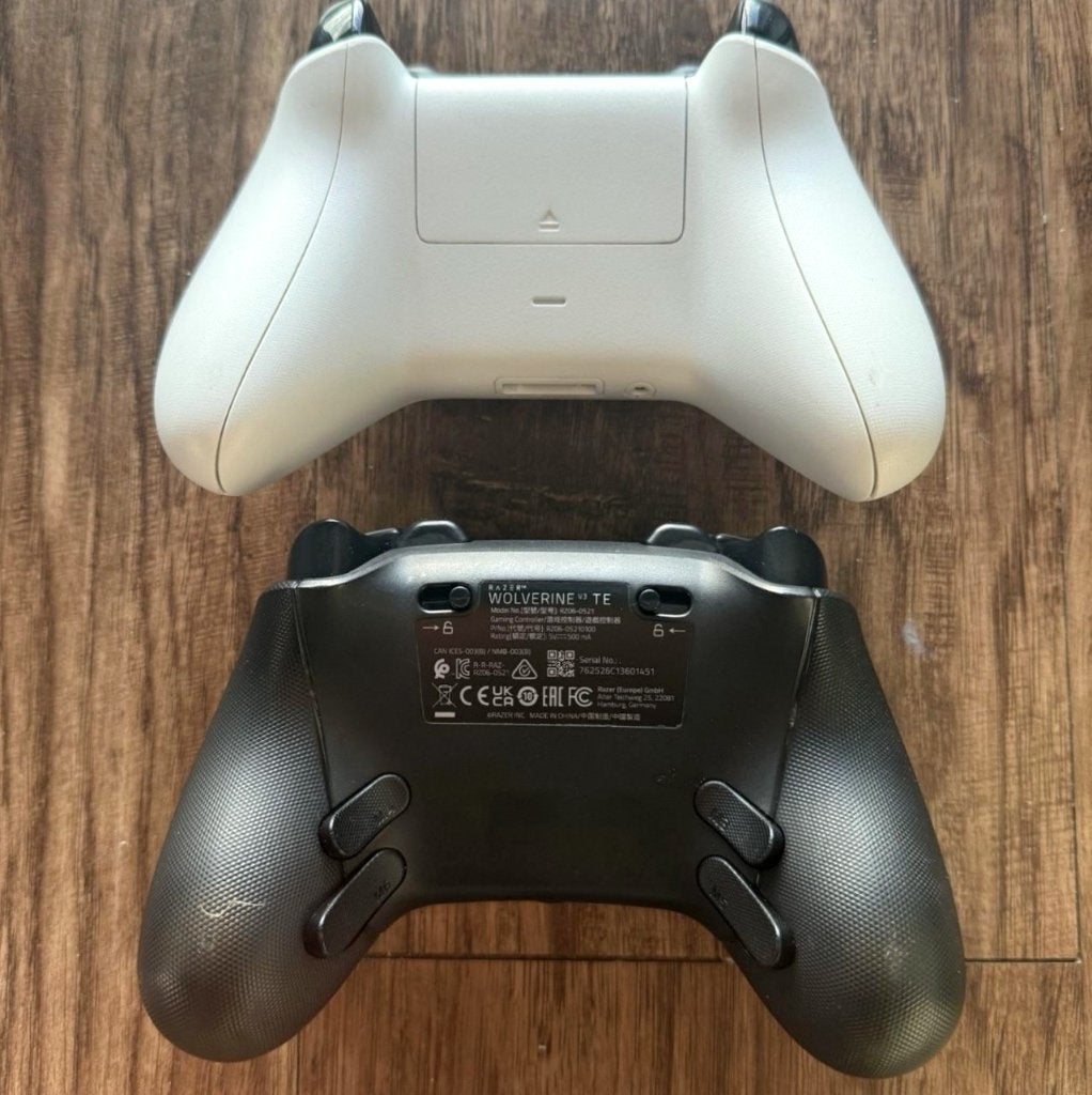 Foto 8 van Microsoft Xbox Series X 1TB - Zwart + 2 Controllers