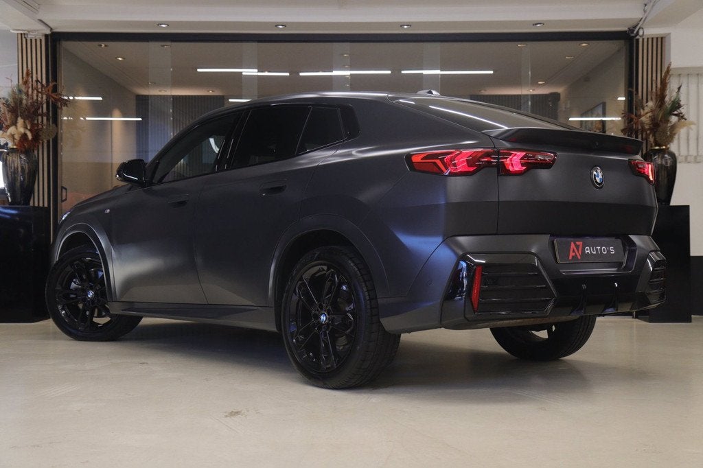 BMW X2 SDrive20i LEER/HUD/STOELV/CARPLAY/BLINDSPOT/360CAM/VO, Euro 6, Leder en Stof, 1545 kg, Bedrijf