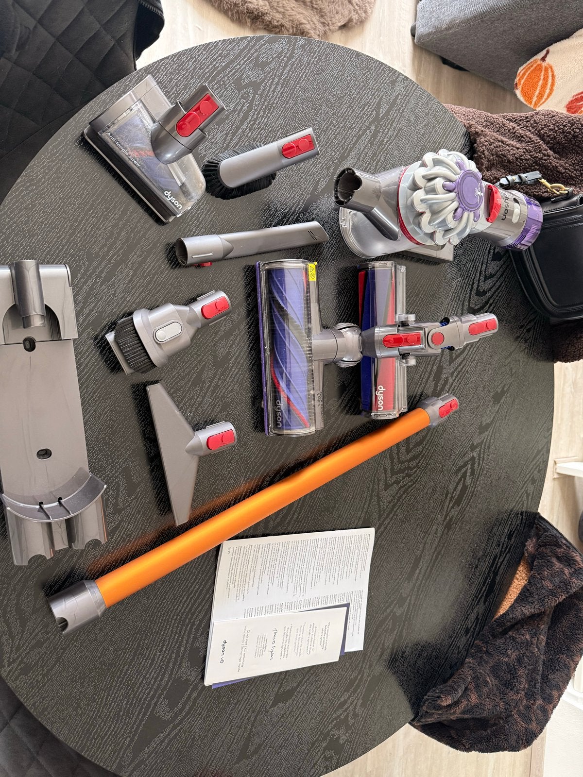 Dyson V8 stofzuiger met 8 opzetstukken en oplader, Witgoed en Apparatuur, Ophalen, Gebruikt, Draadloos, Dyson