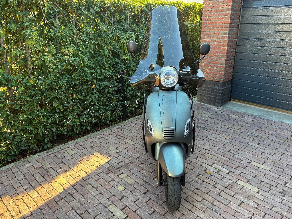 Scooter Senzo Riva Lux Bj 2023 izgst 45km Kameleon €725.-, Maximaal 45 km/u, Zo goed als nieuw, Benzine, Senzo riva lux