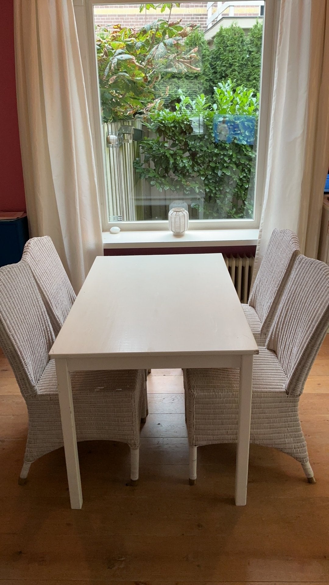 Geverfde grenen tafel met 4 rietem stoelen., Huis en Inrichting, Tafels | Eettafels, Ophalen, Gebruikt, 100 tot 150 cm, 50 tot 100 cm