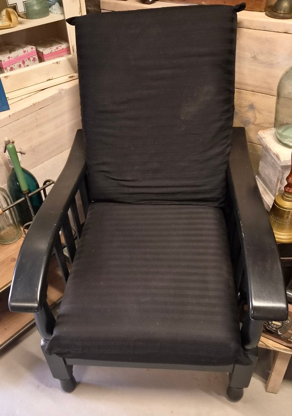 Gratis zwarte houten fauteuil met stoffen kussens, Ophalen, Hout, Gebruikt, Klassiek, Comfortabel