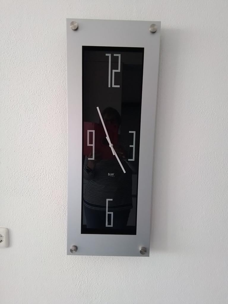 Mooie chroom zilver met zwart analoge B&W klok, Huis en Inrichting, Woonaccessoires | Klokken, Ophalen of Verzenden, Wandklok