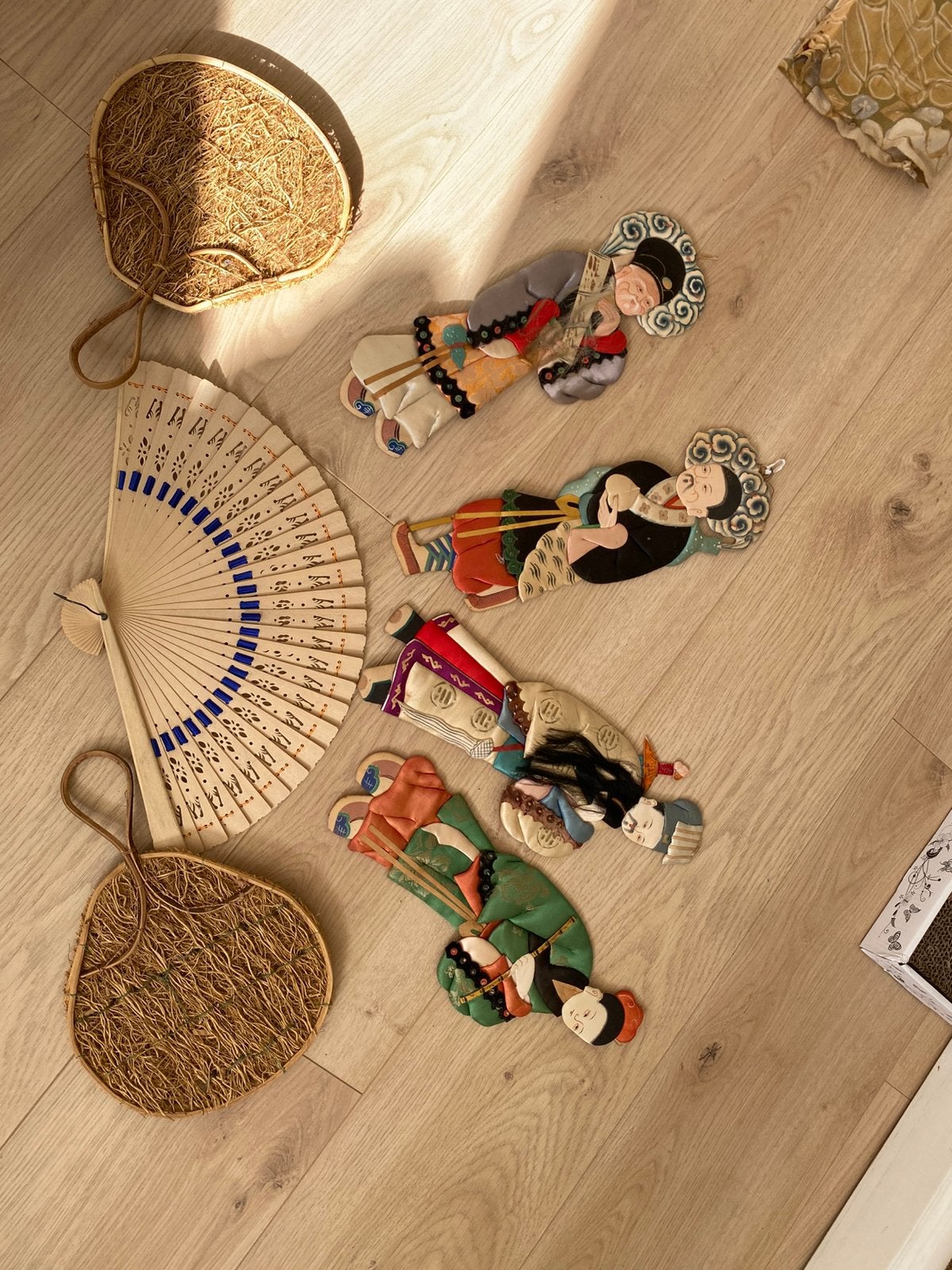 4 Aziatische zijden poppen wandpaneeltjes + waaiers, Ophalen of Verzenden, Zo goed als nieuw