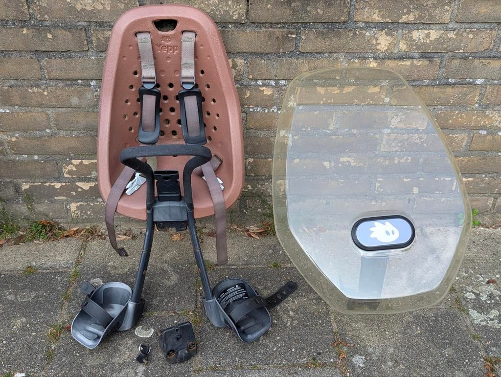 Yepp voorzitje bruin met windscherm, Fietsen en Brommers, Fietsaccessoires | Fietsstoeltjes, Ophalen of Verzenden, Gebruikt, Voetsteuntjes