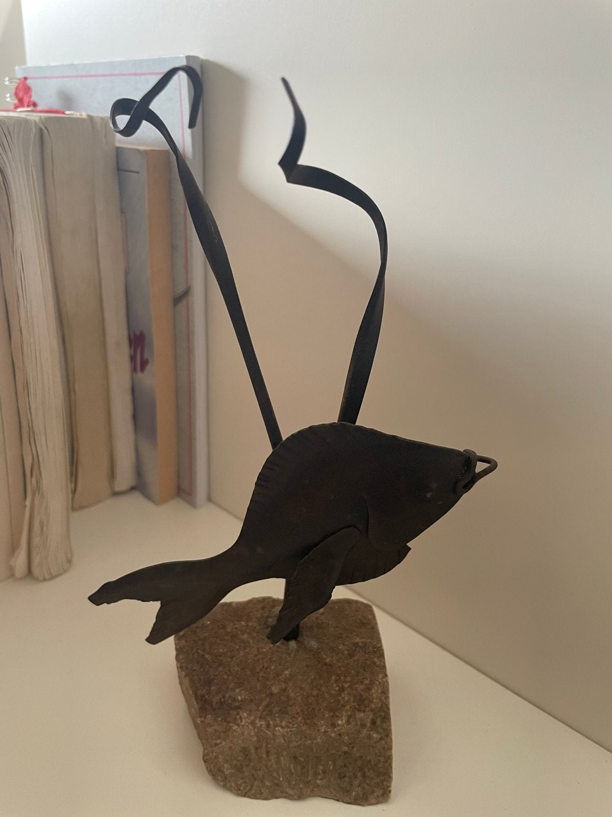 Vintage metalen vis sculptuur op stenen sokkel, Minder dan 20 cm, Ophalen of Verzenden, Zwart, Op sokkel