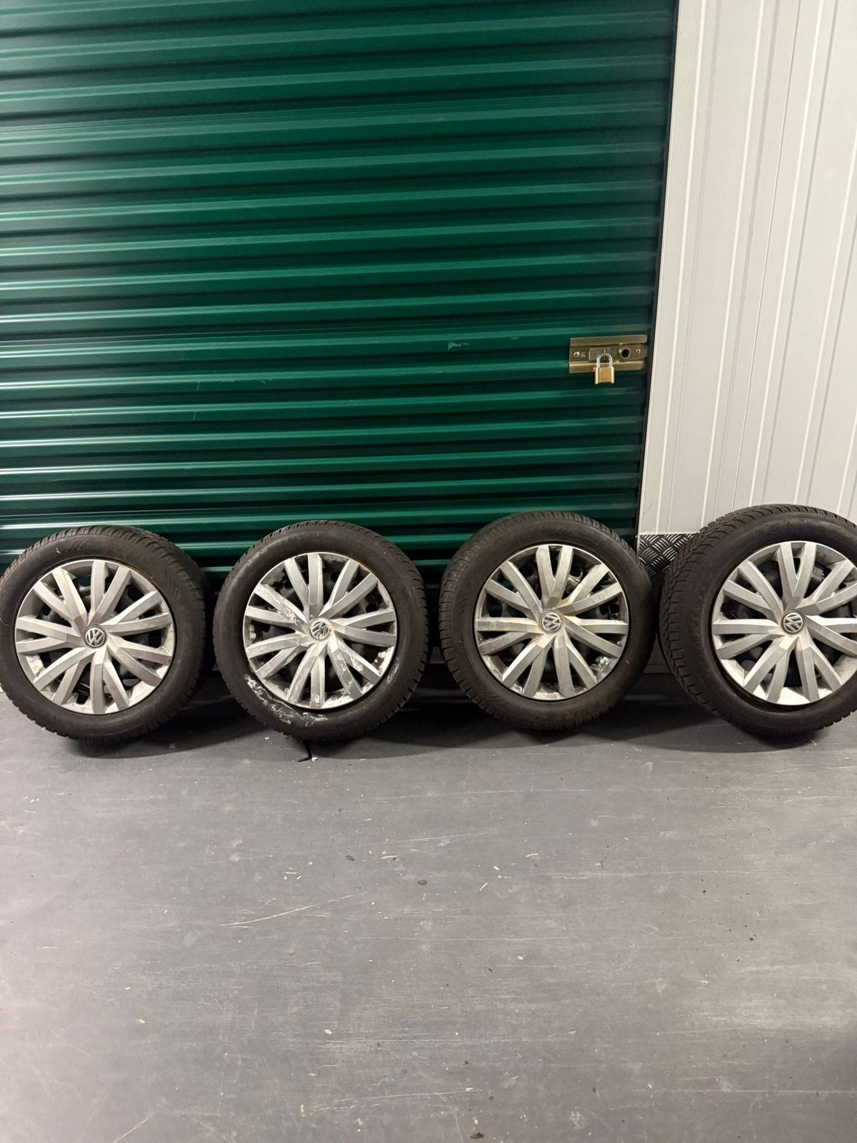 Winterbanden met wieldoppen golf 7, Ophalen, 16 inch, Banden en Velgen, 205 mm