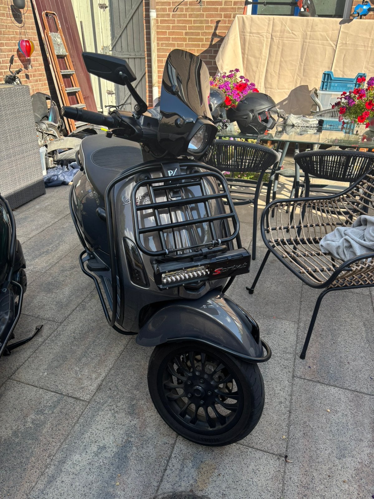 Vespa sprint 2016 akra biturbo, Ophalen, Maximaal 45 km/u, Vespa S, Zo goed als nieuw